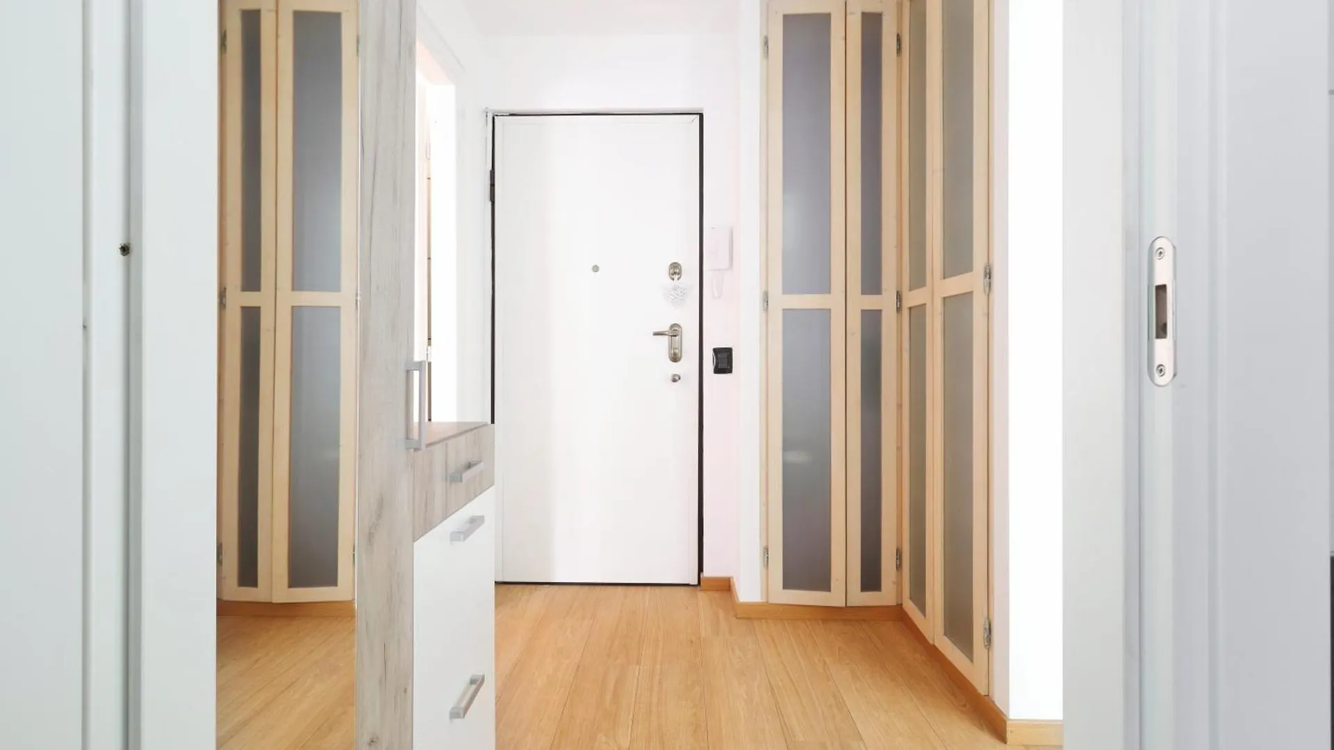 Апартаменты Sunny Milan Hideaway