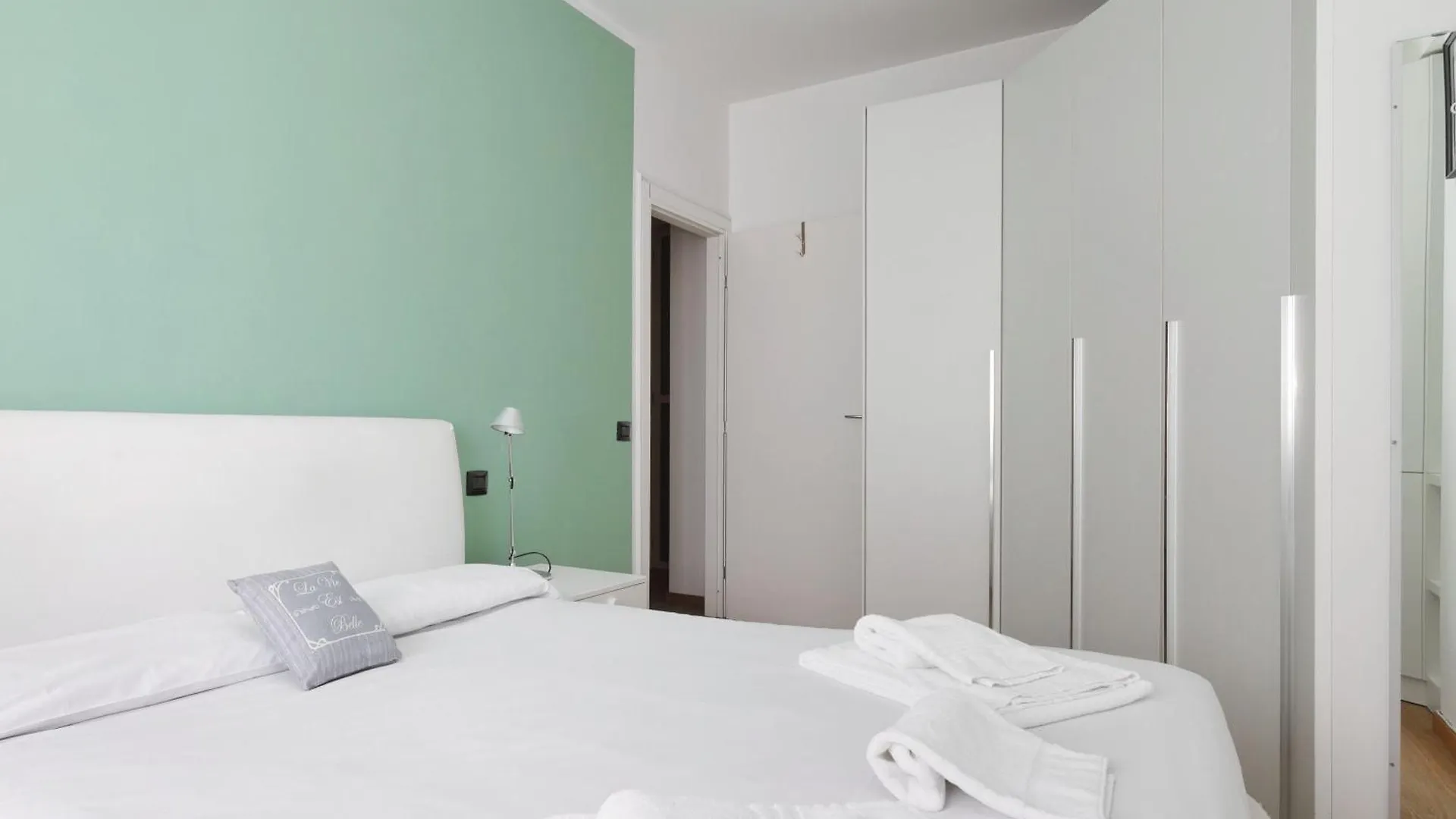Апартаменты Sunny Milan Hideaway