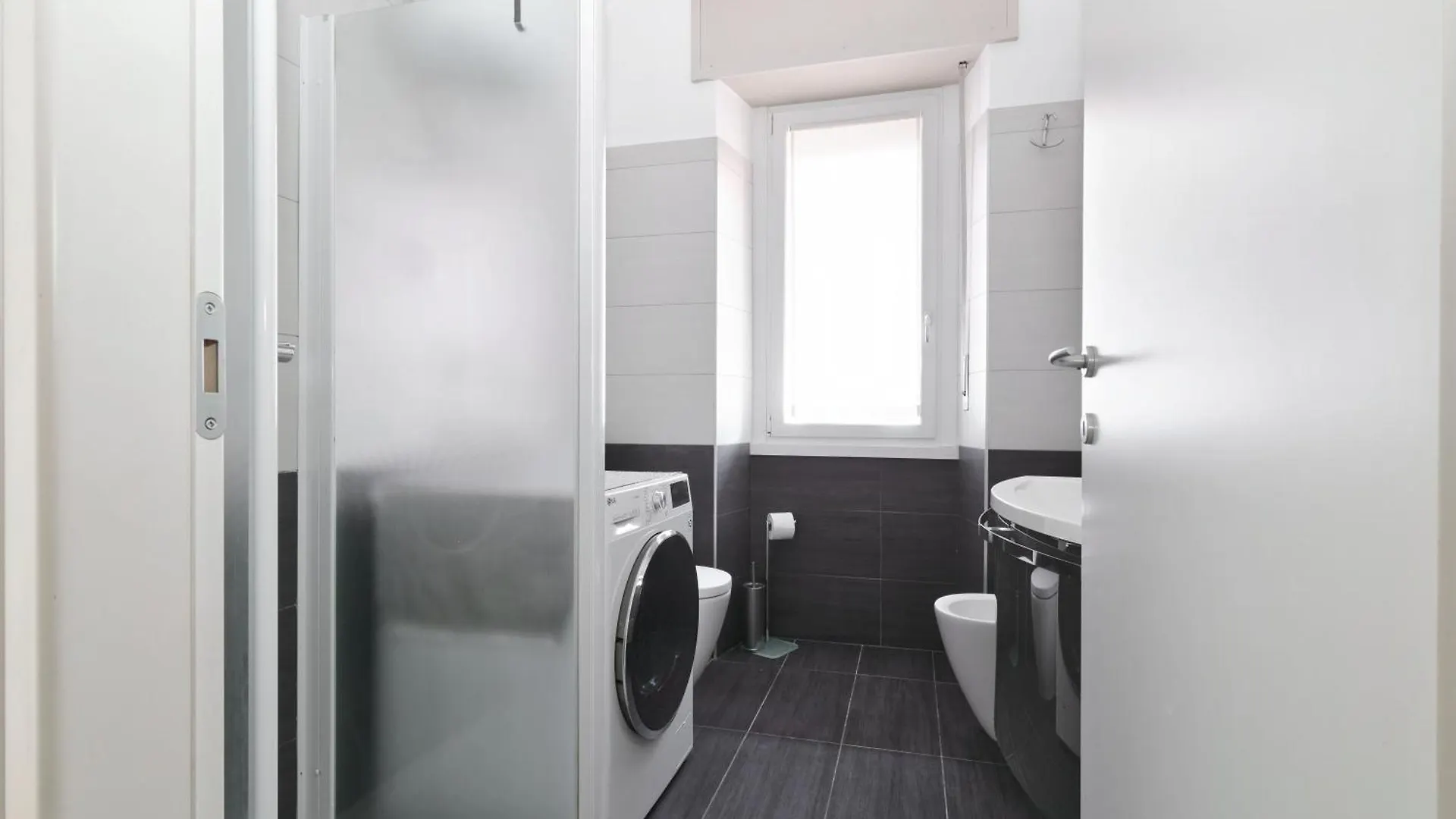 Апартаменты Sunny Milan Hideaway Италия