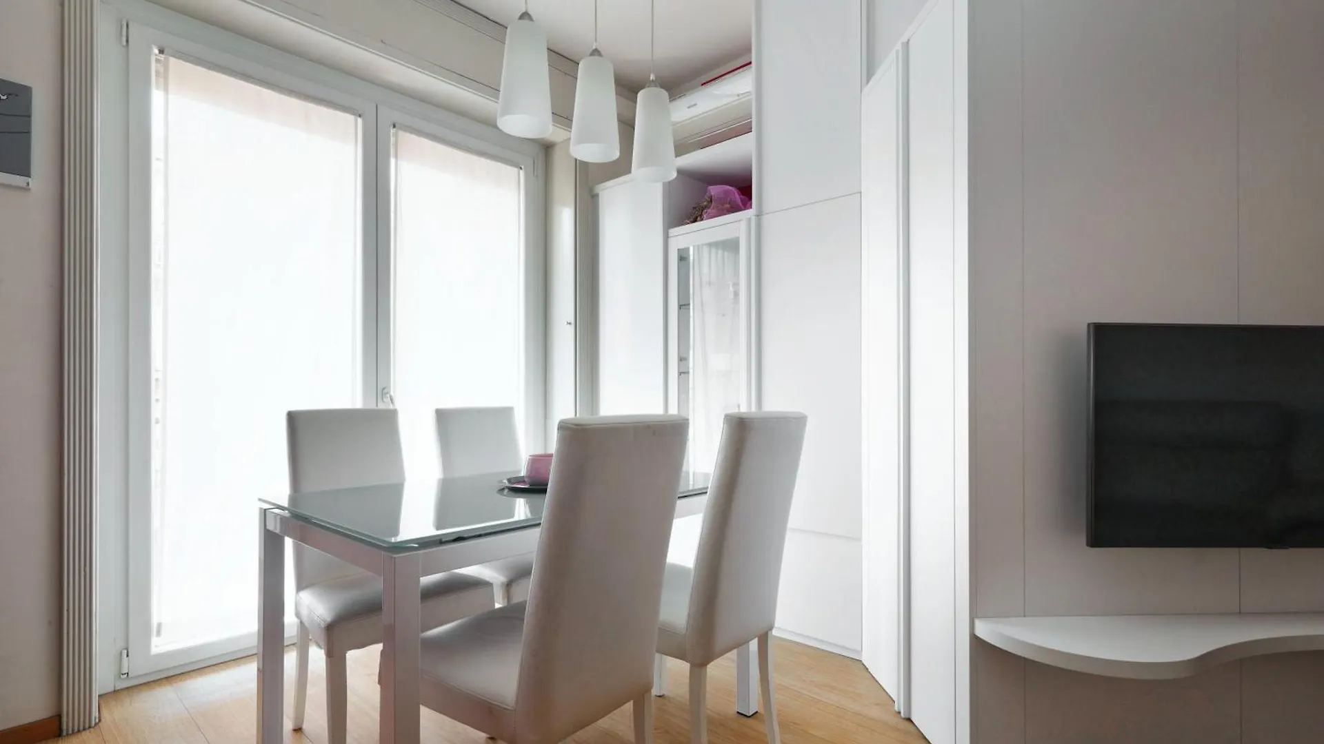 Апартаменты Sunny Milan Hideaway